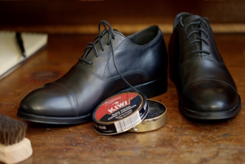 Comment cirer vos chaussures en cuir  Conseils d'entretien pour chaussures  KIWI®